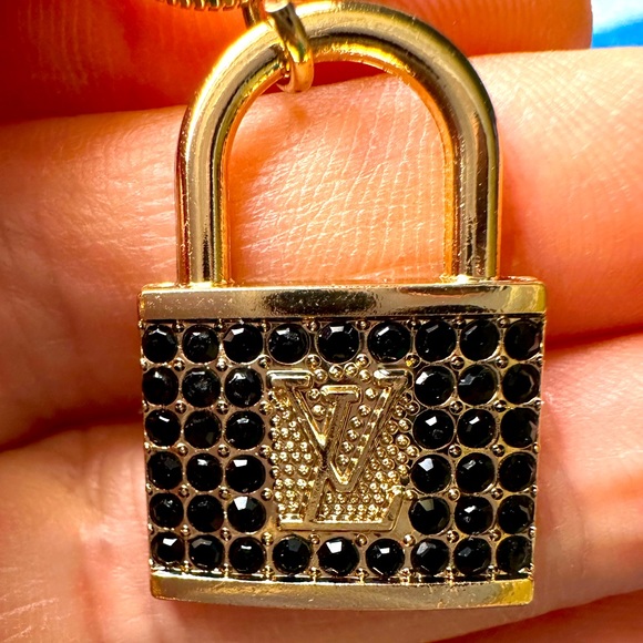 Vintage LV locker Charm with black diamonds and Necklace! - Picture 8 of 11